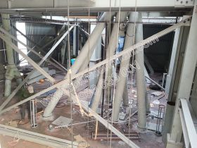 Các đường ống vào bơm nguyên liệu